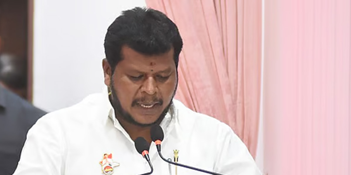 பொங்கல் பரிசில் புதிய சிறப்பு: வெள்ளி ஜரிகை வைத்தது போன்ற சேலைகள் தயாரிப்பு!